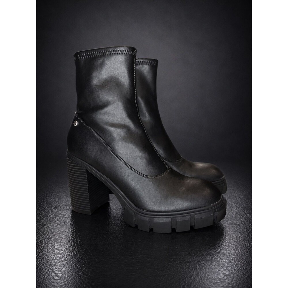 GUESS Black Chunky Lug Sole Side Zip Ankle Boots Size 9M EUC